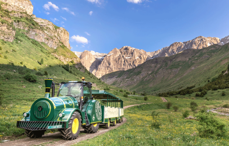 Dos trenes turísticos para descubrir el Valle de Tena sin esfuerzo