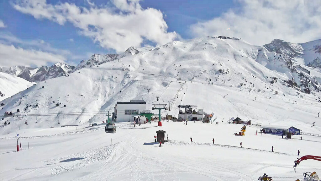 La estación de esquí de Panticosa permanecerá abierta hasta el próximo 7 de abril gracias a las precipitaciones recibidas durante este mes de marzo.