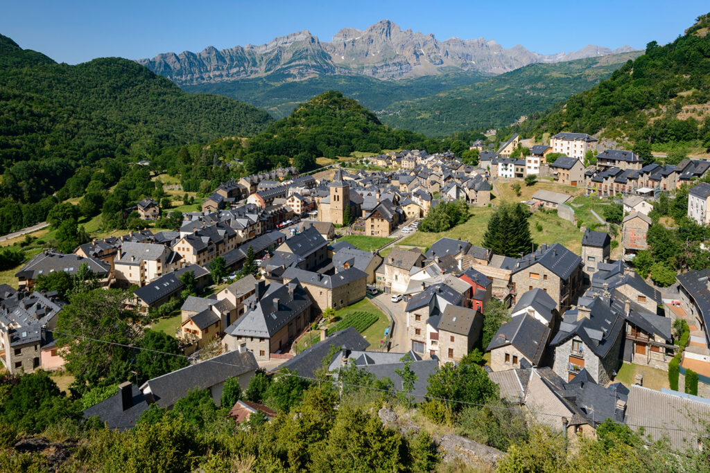 Desde Panticosa podrás disfrutar de rutas para todos los niveles, desde paseos familiares...