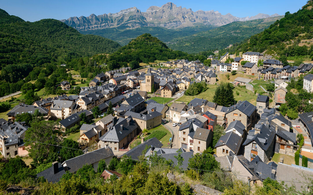 Desde Panticosa podrás disfrutar de rutas para todos los niveles, desde paseos familiares...
