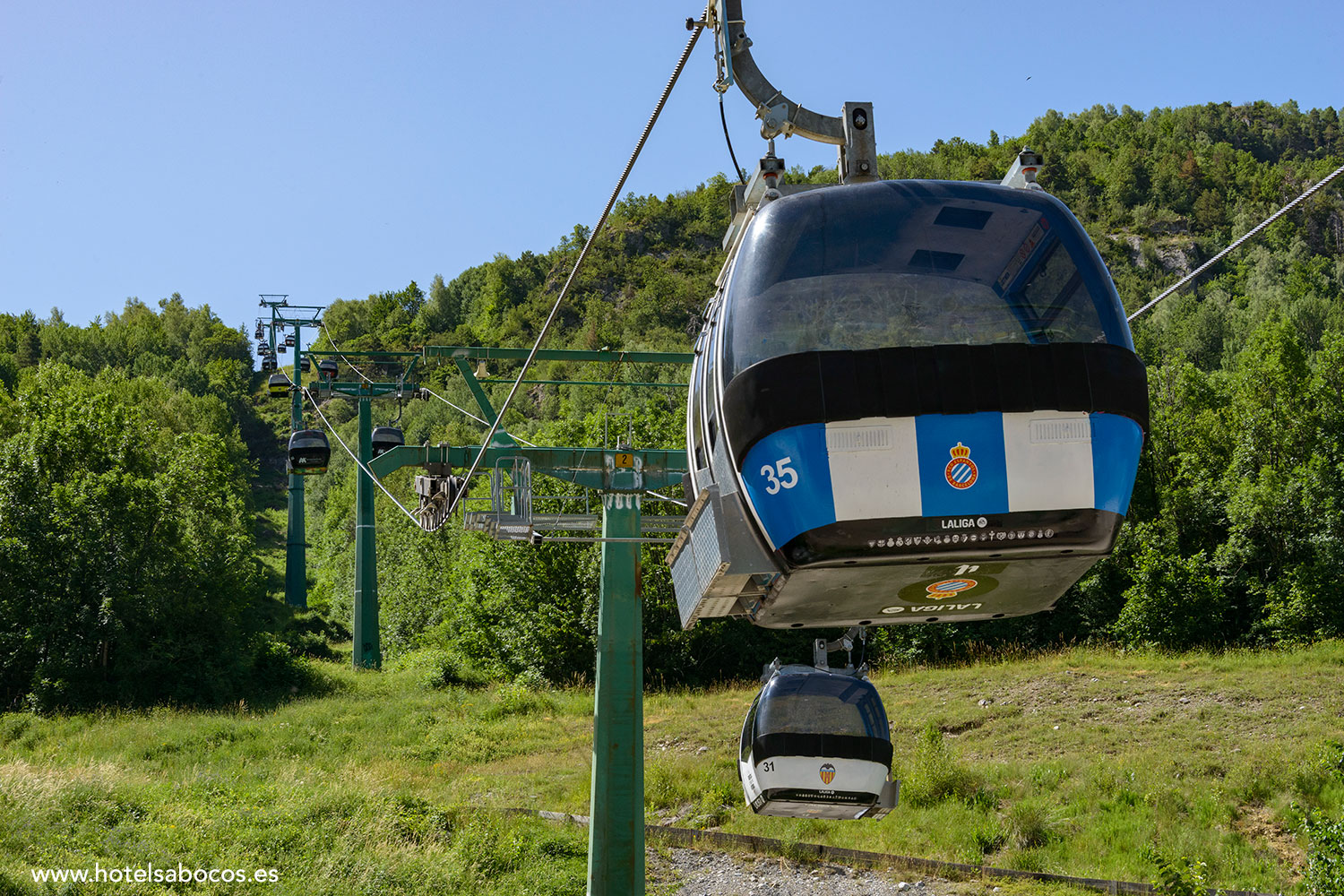 El mes de agosto en Panticosa encara su recta final y con él una de las experiencias más especiales de la temporada: la subida en telecabina hasta la cota superior, punto de partida ideal para acceder a algunos de los ibones más emblemáticos del Pirineo. El modo más sencillo de recorrer algunos de nuestros ibones más emblemáticos, bajar con el mismo telecabina o disfrutar de un descenso en BTT.