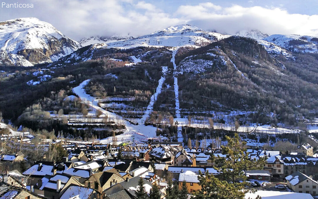 Panticosa vive estos días un especial ambiente navideño. La nieve, el Pirineo y su variada programación cultural convierten al municipio en un destino perfecto para disfrutar de unas vacaciones diferentes, combinando esquí, paseos, tradiciones y propuestas culturales para todas las edades.