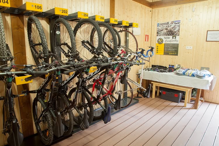 * Cuarto cerrado para guardar bicicletas de forma segura. 